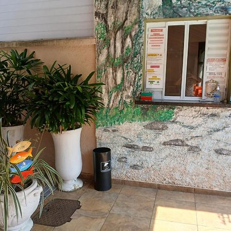 Pousada Parque Suites Estacionamento E Piscina Гуаружа Екстериор снимка
